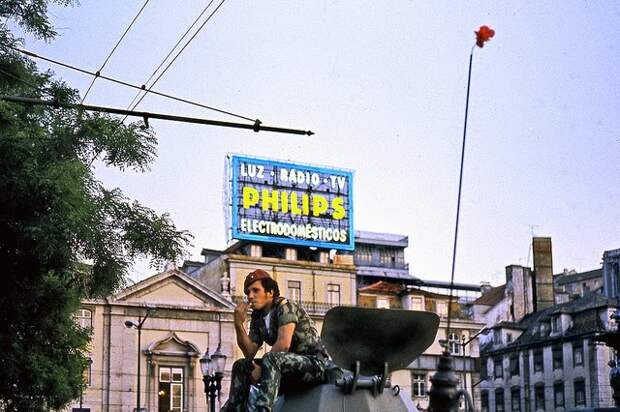 Революция гвоздик в Лисабонне, 1974 год.