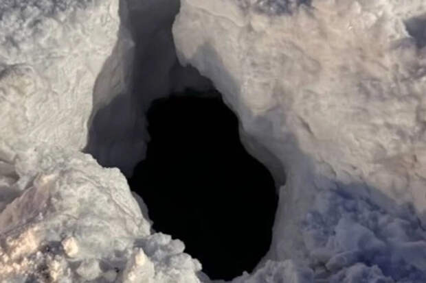 На Сахалине школьник провалился в яму, скрытую под снегом