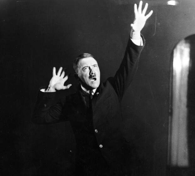 Гитлер репетирует свою речь перед зеркалом (1925) Гитлер репетирует свою речь перед зеркалом (1925) история, ретро, фото