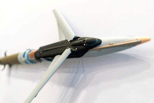 Детали запускаемой HIMARS бомбы GLSDB показали вблизи