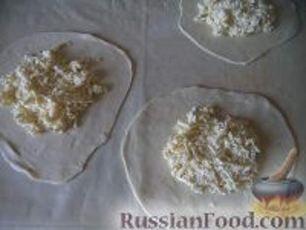 Фото приготовления рецепта: Хачапури из слоеного теста - шаг №4