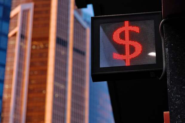 Банк России поднял курс доллара выше 84 рублей