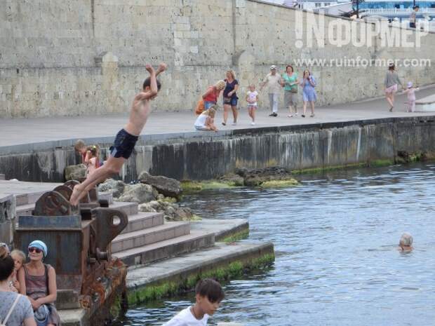 Голые ...опы в центре Севастополя