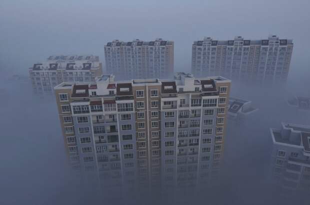 Верхушки жилых комплексов города Уцзяцюй едва возвышаются над смогом загрезнение, китай, природа