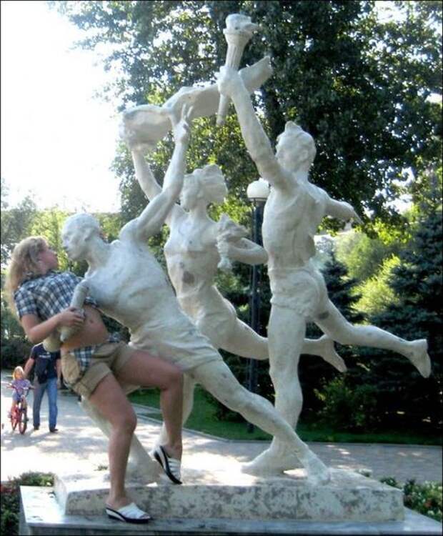 http://www.heapsoffun.com/pictures/2015/01/22/people_having_fun_with_statues_s8_1022.jpg