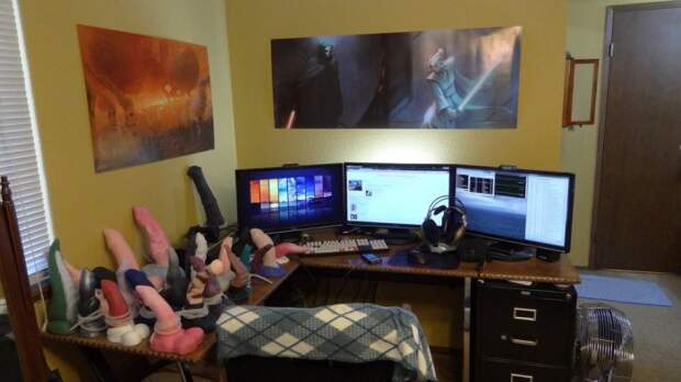 Как выглядит комната одинокой девушки-геймерши (3 фото)