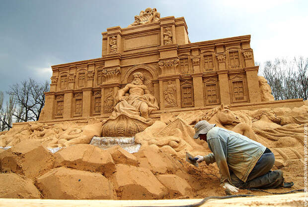 Удивительные замки и фигуры из песка