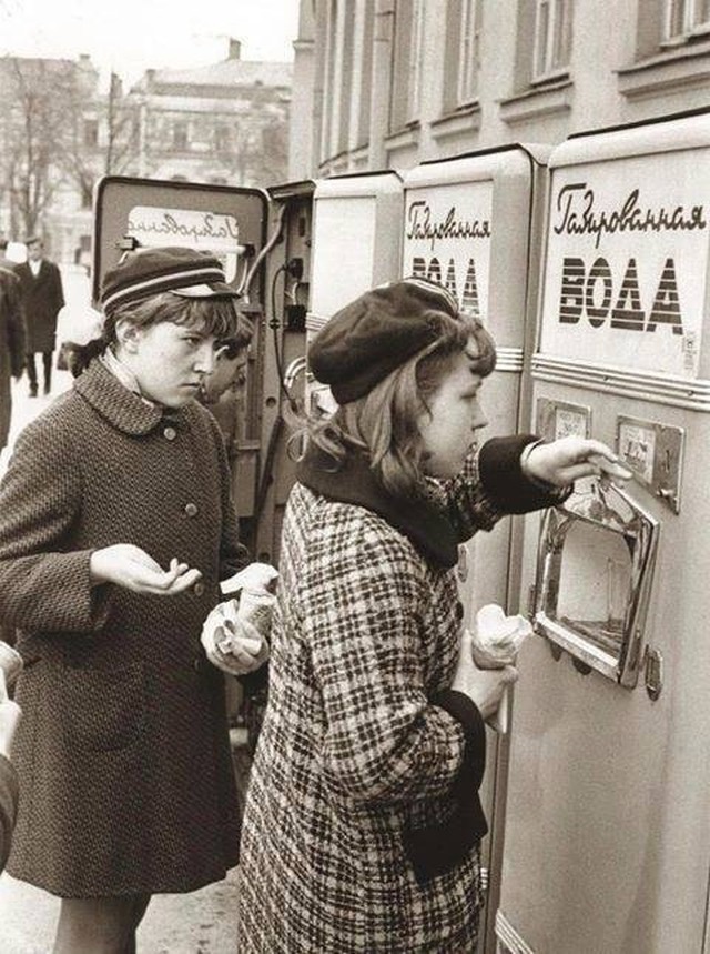 В СССР к ученикам предъявлялись требования, которые с сегодняшних позиций кажутся порой смешными. Мы перечислим только некоторые из них история, факты, школа