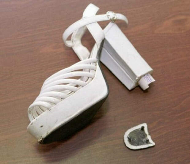 Шпаргалка в каблуке.