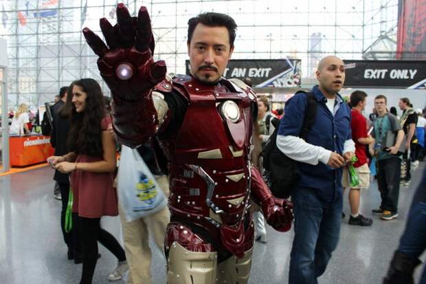 Этот «Железный человек» даже без маски похож на Тони Старка
