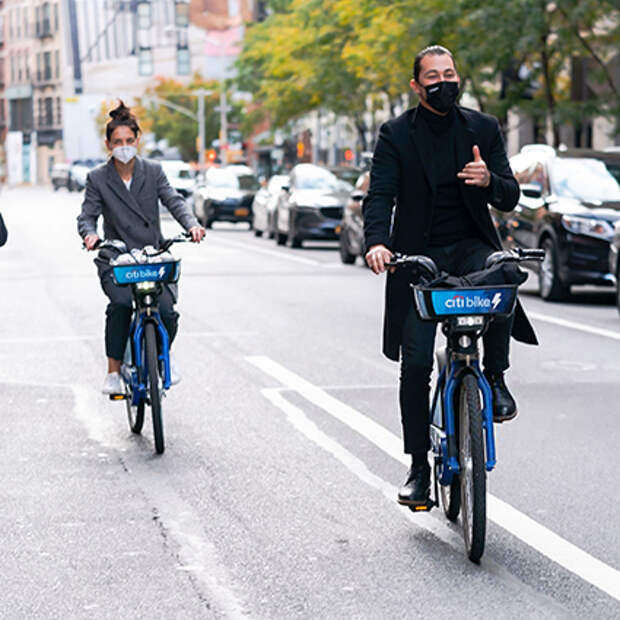 Кэти Холмс с бойфрендом Эмилио Витоло и дочерью Сури на прогулке в Нью-Йорке