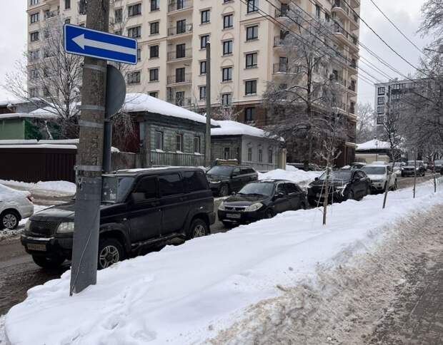 На улице Свободы в Туле автомобили паркуются вопреки запрещающим знакам