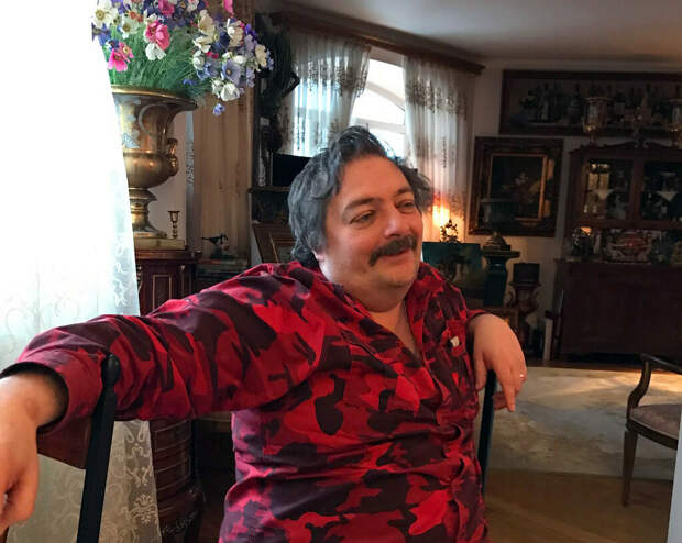 Дмитрий Быков о традиции самого интимного праздника, который отделяет страну от Запада.