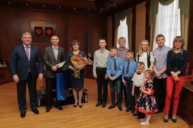 Матери-героине, выигравшей конкурс "Семья года", подарили термос выигрыш, интересное, маразм, подарок, правительство, россия, семья года