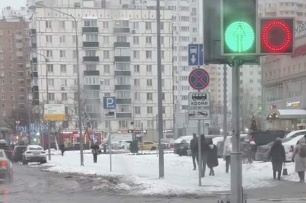 В Москве на видео сняли, как пешеход сделал трюк на дороге