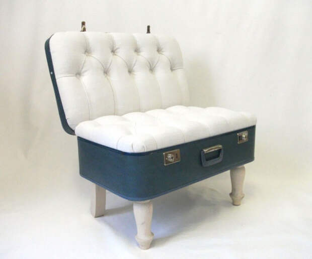 Кресло в форме открытого чемодана