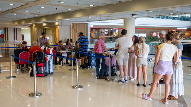 Ни в аптеку, ни в магазин: россияне застряли на круизном лайнере в Катаре