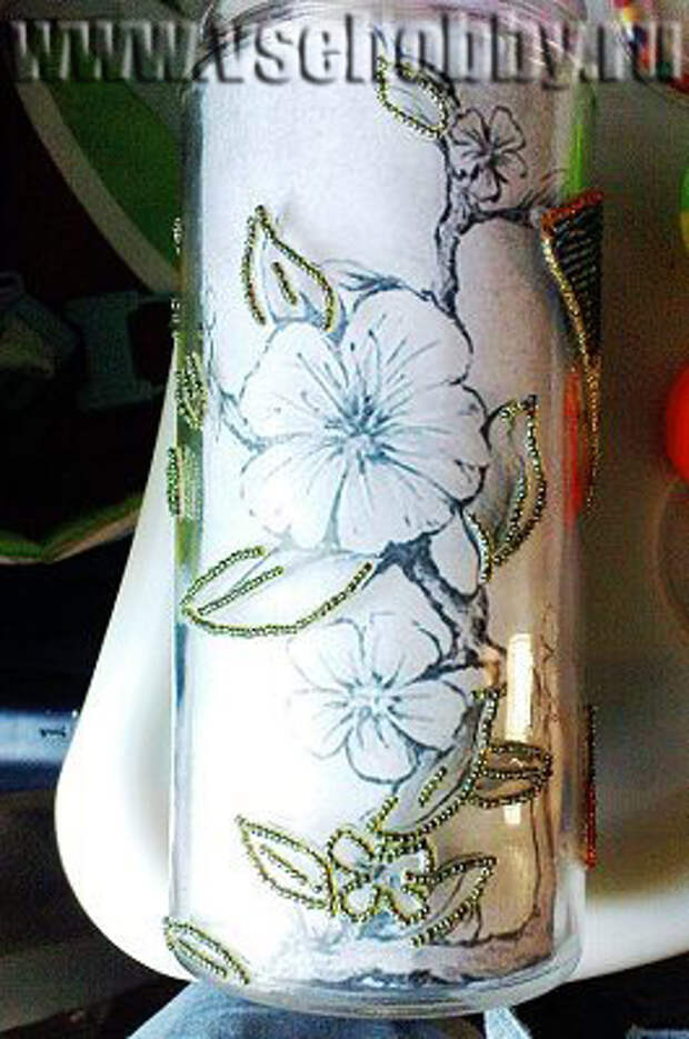 декорируем вазу бисером делаем контур всего рисунка
