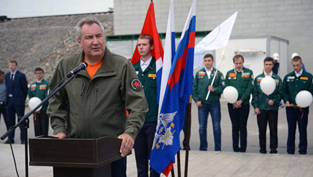 Дмитрий Рогозин на торжественном открытии памятника строителям космодрома Восточный в городе Циолковский