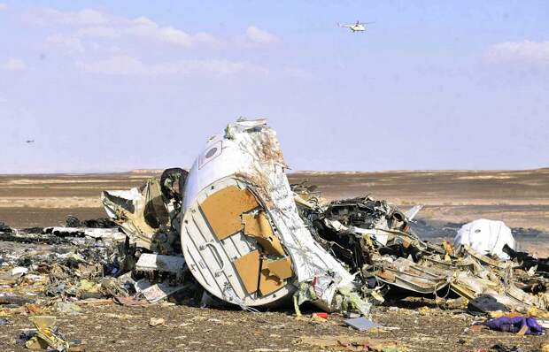 Обломки самолета Airbus A321 авиакомпании "Когалымавиа" на месте крушения, Синай, Египет, 31 октября