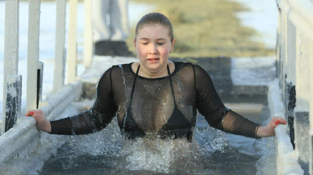 Лютый мороз не помеха. Как барнаульцы окунаются на Крещение в -30