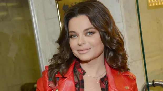 Наташу Королеву увидели с другим мужчиной, после ее признания в измене мужу