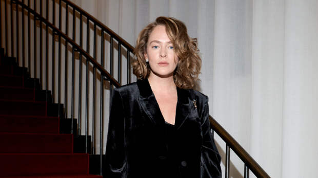 Улыбалась и позировала: Аглая Тарасова впервые вышла в свет после суда