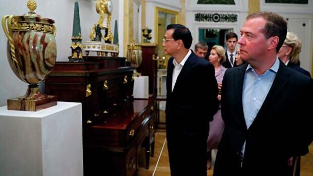 Председатель правительства РФ Дмитрий Мдведев и премьер Государственного совета КНР Ли Кэцян во время осмотра Павловского дворца