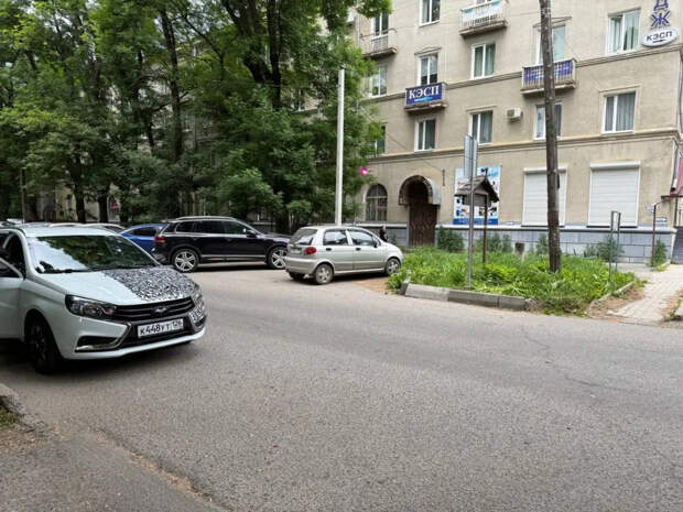 Сосед по гаражу засмеял, а через месяц сам спросил рецепт: натираю уплотнители простой свечой — и дверь закрывается как у Maybach