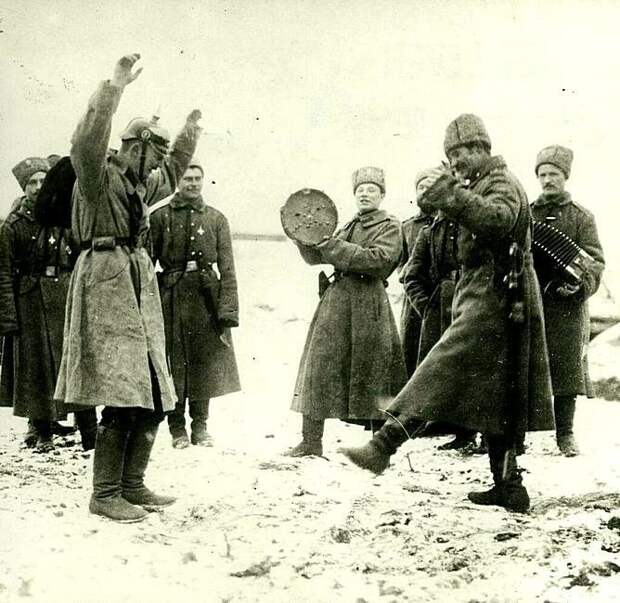 Русские солдаты учат нашим танцам немецких военнопленных. Восточный фронт, 1915 год 20 век, история, фотографии