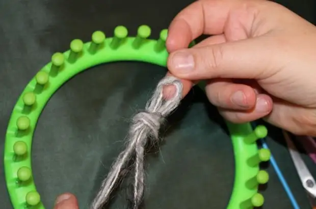 Учимся вязать на луме (Loom knitting). Урок первый: лицевые петли