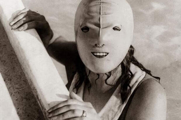 Женщина в старинной маске для плавания