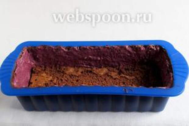 На дно выкладываем один корж, красивой стороной ко дну. Но я думаю, что это не имеет значения, всё равно будет не видно под шоколадом. Часть мусса выкладываем поверх коржа.