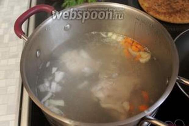 Мясо залить водой, чуть покрыв, довести до кипения, прокипятить 5-7 минут без крышки, вынуть, промыть мясо и кастрюлю, залить его снова чистой водой и сварить бульон с добавлением кореньев.