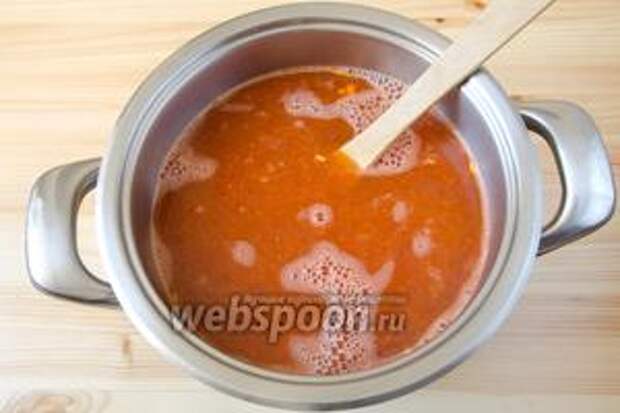 Заливаем всё нехолодной водой, солим по вкусу и варим до готовности картофеля. В процессе варки, добавляем немного тимьяна, а также бросаем в конце отварную фасоль.