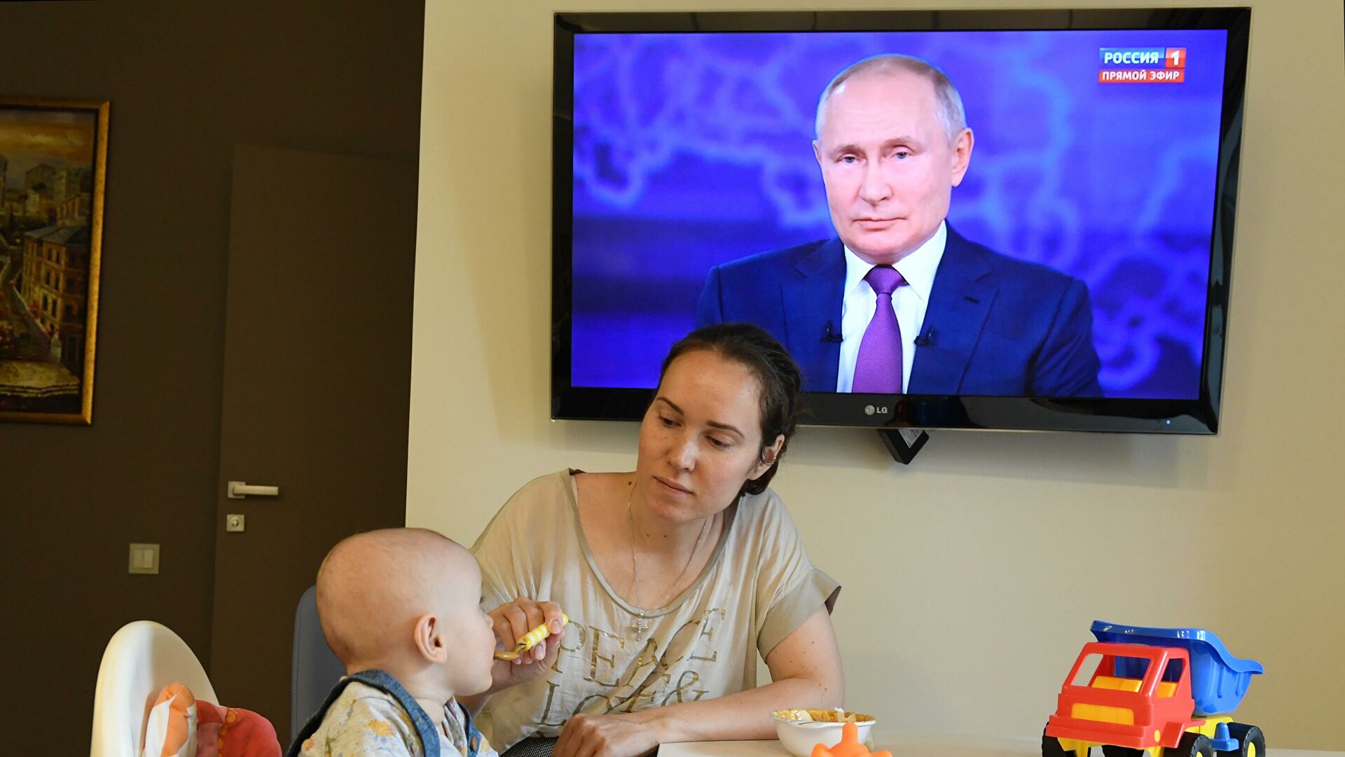 Путин подписал указ о единовременных выплатах семьям с детьми 