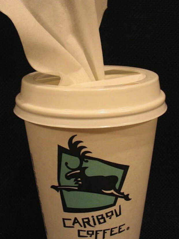 Используйте обыкновенный кофейный стаканчик с крышкой для хранения влажных салфеток. Стакан можно поставить в подстаканник, чтобы салфетки всегда были под рукой.