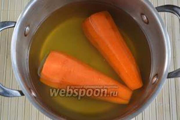 Морковку тщательно вымойте, а затем почистите. Положите овощи в кастрюлю и залейте водой так, чтобы морковь была покрыта полностью. Кастрюлю поставьте на огонь и быстро доведите до кипения, затем убавьте нагрев, накройте крышкой и варите около 20-30 минут. Готовность можно определить с помощью ножа или вилки: если морковь прокалывается лёгким усилием, можно снимать её с огня. 