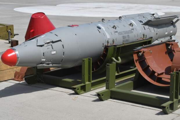 ФАБ-3000 снесла набитую бойцами ВСУ девятиэтажку, ночной удар сняли на видео