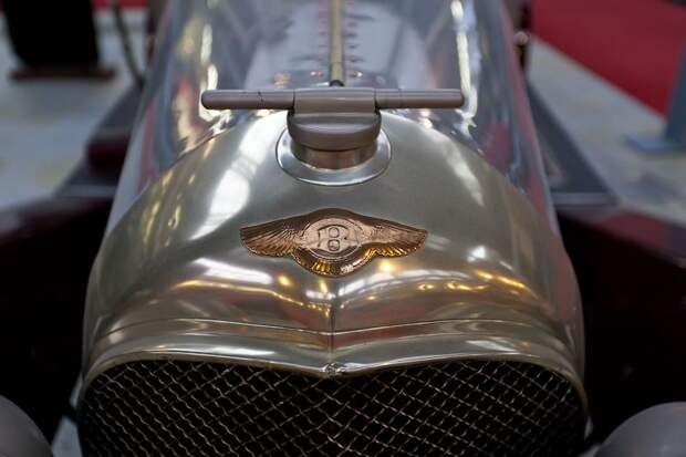 Фотоочет о посещении Бельгийского королевского автоклуба. Часть 2 - Шильдики (20 фото)