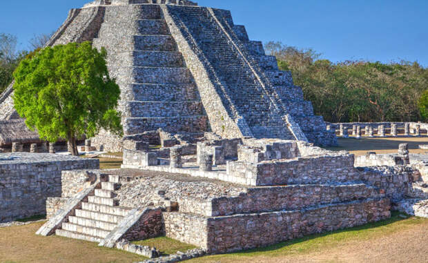 Большинство городов майя пришло в упадок между 850 и 925 годом, что в значительной степени совпадает с данными о вековой засухе. Когда периоды засушья впервые были идентифицированы, исследователи заметили поразительную корреляцию между их сроками и распадом майя.