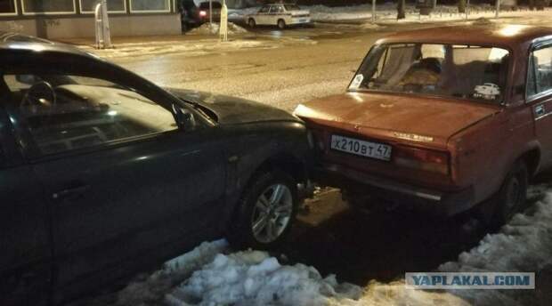 Пьяная девушка на BMW X5 разнесла 8 машин