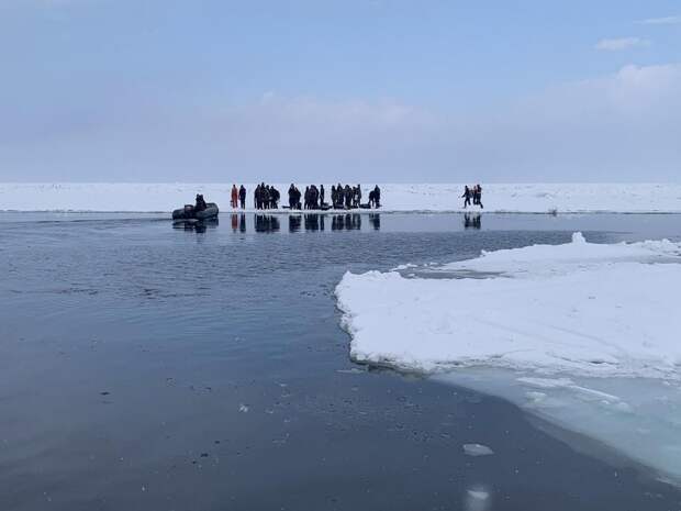 На Сахалине спасатели эвакуировали 70 рыбаков с оторвавшейся от берега льдины