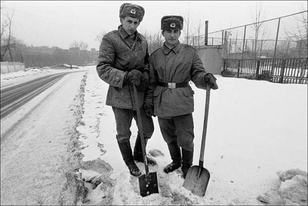 Уборка территории. СССР, Москва, 1988 год.