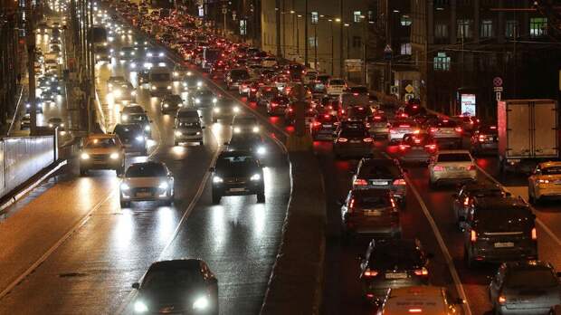 Пробки на московских дорогах достигли 9 баллов
