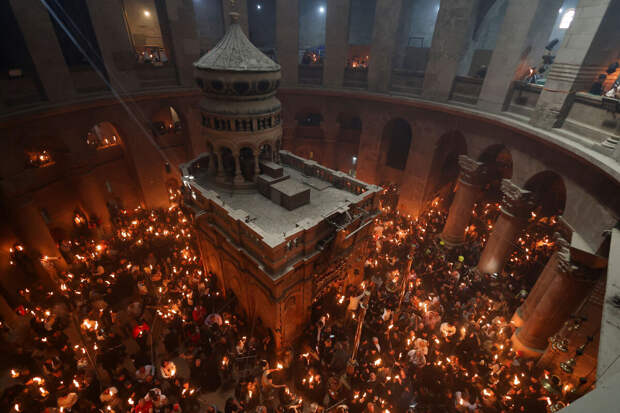 В Москву из Иерусалима доставили частицу пасхального Благодатного огня