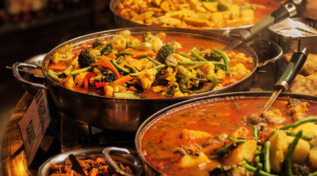 Можно просто отказаться от перца чили, и индийская еда не прожжет дырку в животе. /Фото: jagruk.in