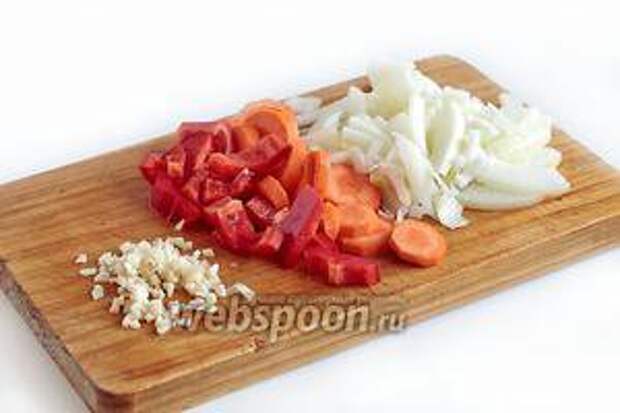 Репчатый лук, морковь, сладкий перец и чеснок нарезать произвольно. Повторюсь, овощи нарезаю крупно. Чеснок измельчить острым ножом.