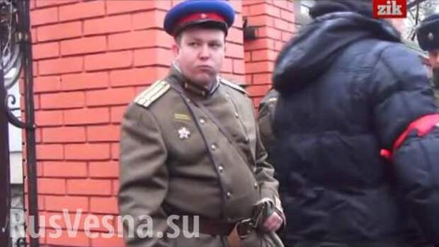 В годовщину Голодомора у консульства России во Львове поставили «НКВДшника», который отбирал у украинцев хлеб и ел колбасу (ФОТО, ВИДЕО) | Русская весна
