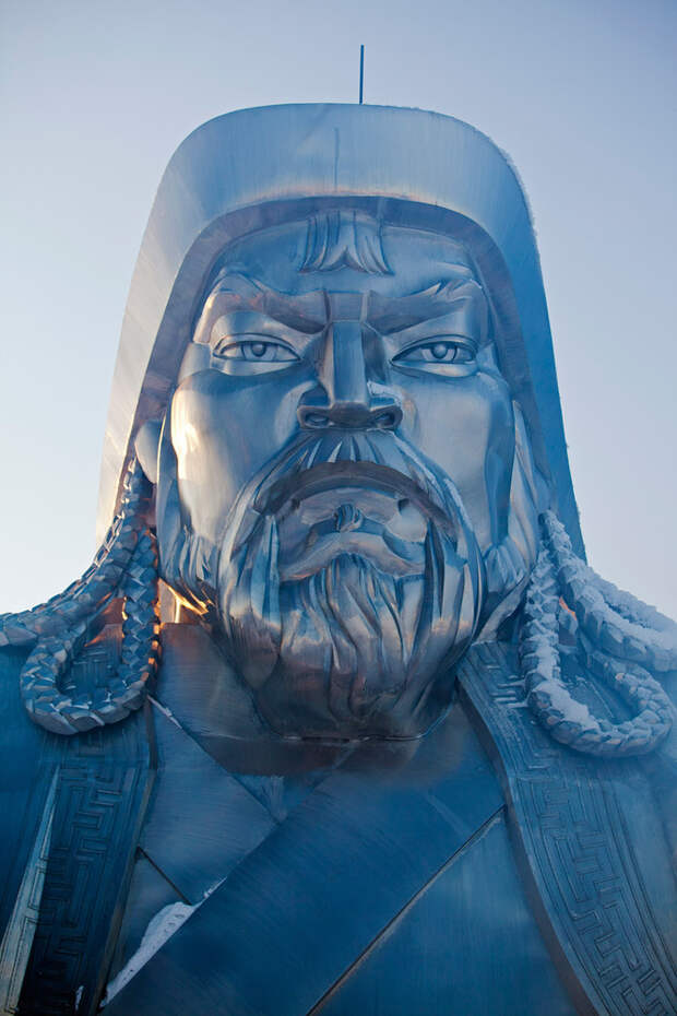 Познакомься с 50-метровым Чингисханом! Самой здоровенной конной статуей в мире!